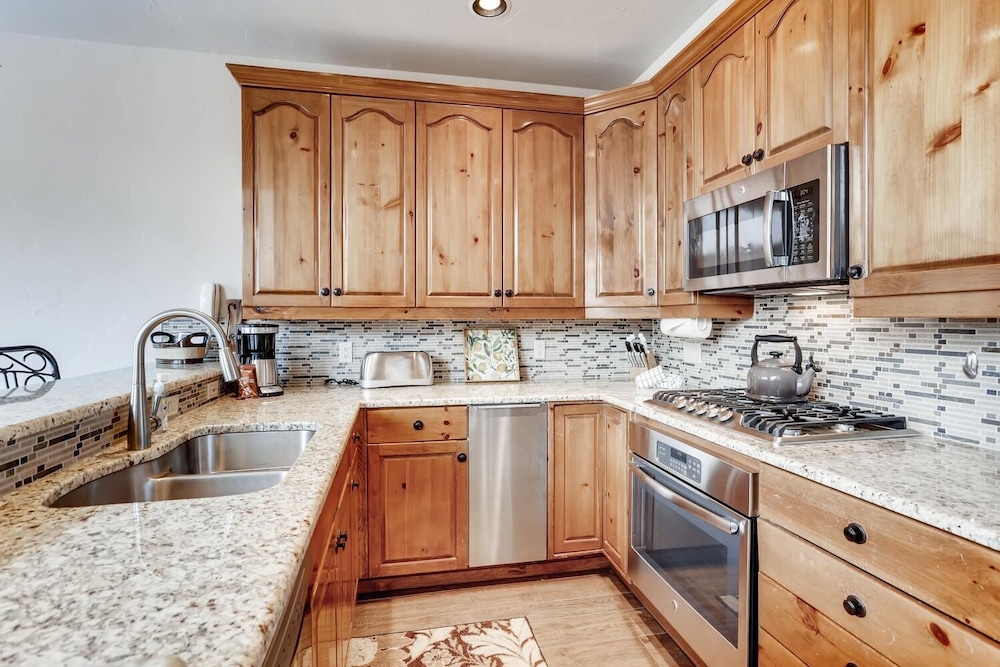 3BR Townhome Walk to Slopes & Kids Ski Free by Redawning - photo 9
