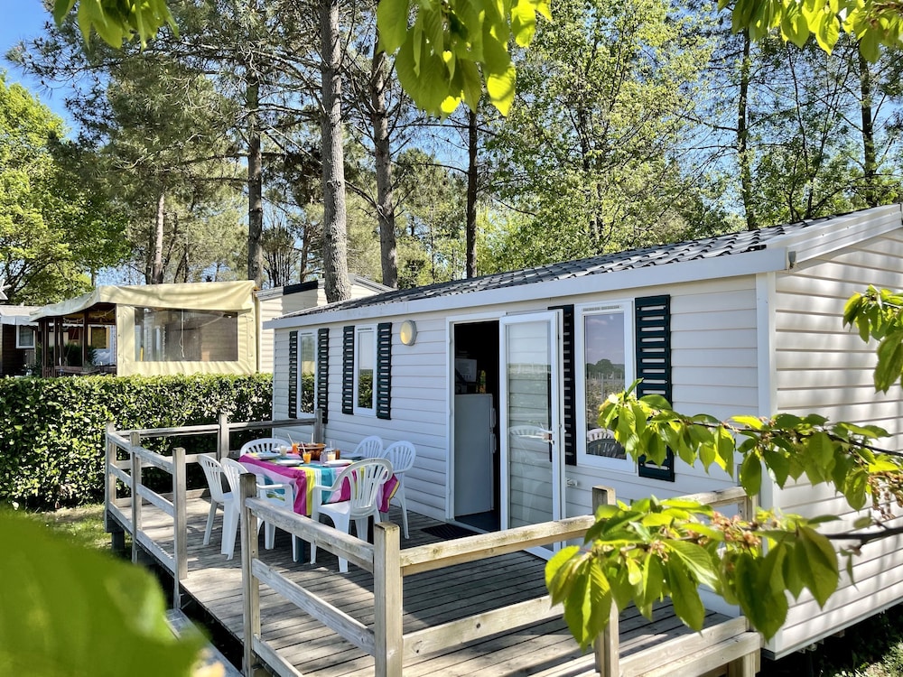 Camping le Pressoir — 4-Star Luxury Hotel in Lussac, France