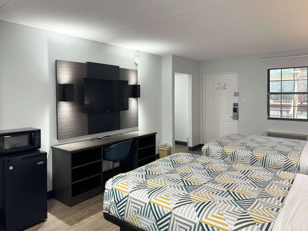 Days Inn & Suites by Wyndham Huntsville Space Center - photo 5