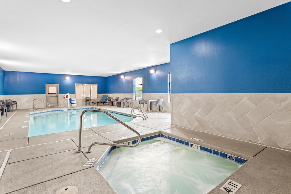Hampton Inn & Suites Farmington - photo 27