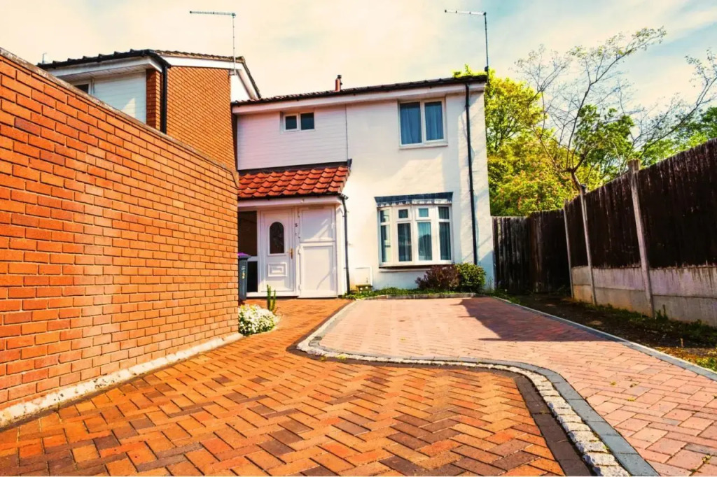 Spacious White House with parking garden Wi Fi — 4-Star Luxury Hotel in Telford, United Kingdom