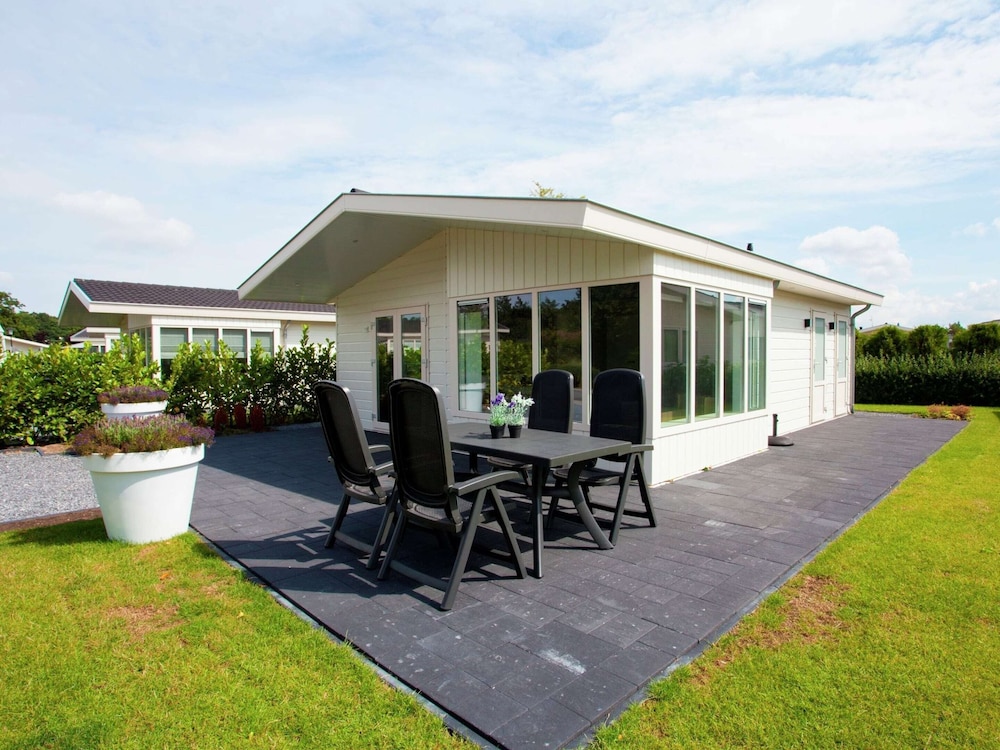 Gorgeous Chalet With Dishwasher in Noordwijk Near the Sea — 4-Star Luxury Hotel in Noordwijk-Binnen, Netherlands