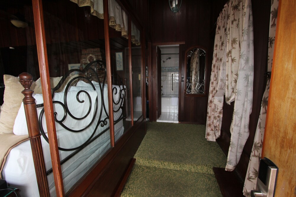 Edgewater Beach Inn - photo 32