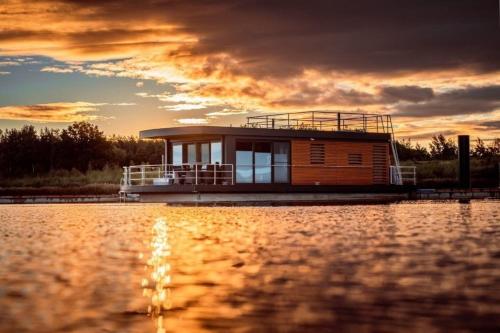 Hausboot Skyline - carbon neutral hotel in Klitten