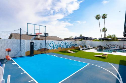 Sportscourt Hot Tub & Pool Game Room Cornhole BBQ in Glendale, United States