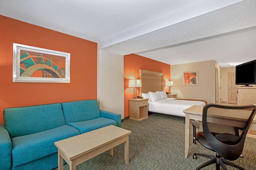 La Quinta Inn & Suites by Wyndham Grand Forks - photo 36