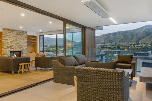 The Rocks Apartment by Sotheby's Luxury Rental Homes — 4-Star Luxury Hotel in Wanaka, New Zealand