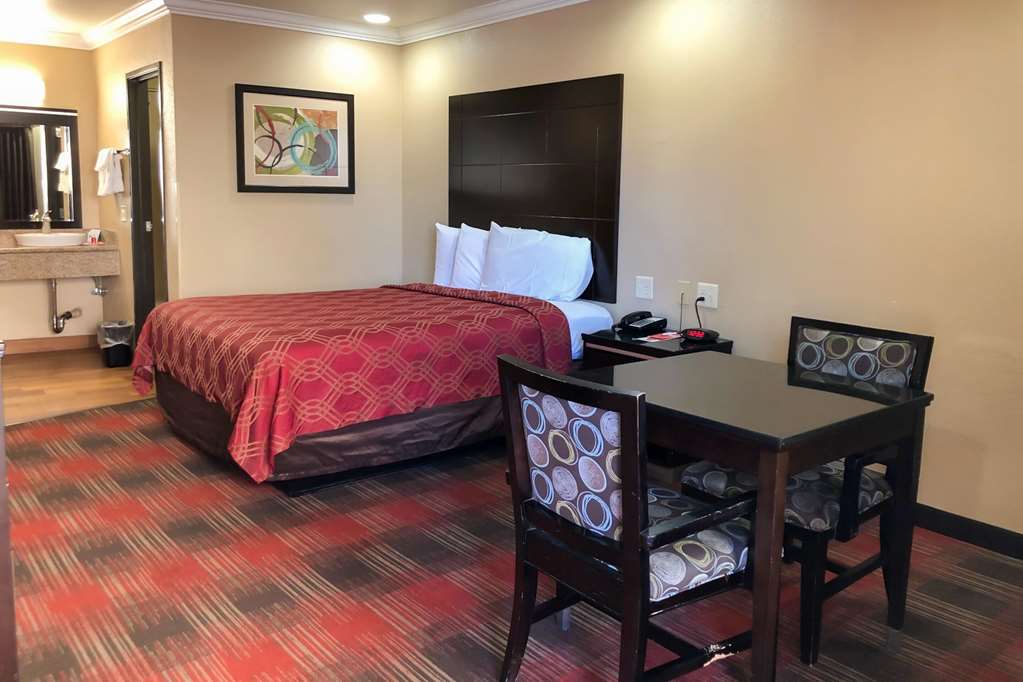 Econo Lodge Inn & Suites Escondido Downtown - photo 6