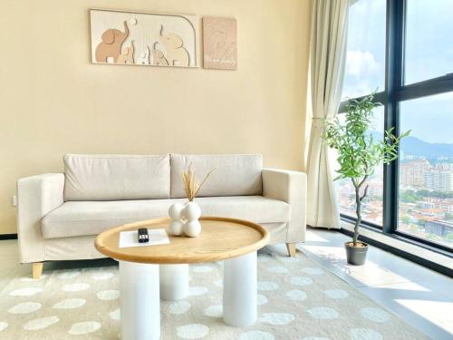 Urban Suites #Creamy style #Infinity Pool #local neighbourhood #5pax #3BR 2bath #2Queen 1Single #Quality well maintained #Private host — 4-Star Luxury Hotel in George Town, Malaysia