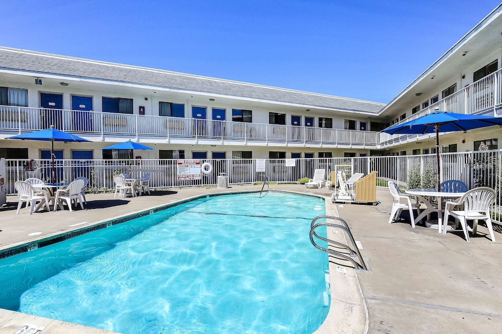 Motel 6 Oakland Airport - photo 8