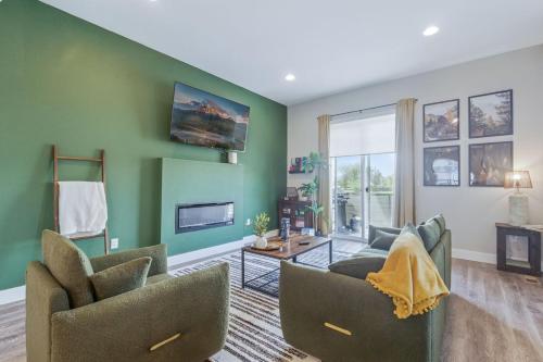 3br W King Bed Sauna Parking 6 Min To Olde Town — hotel in Arvada