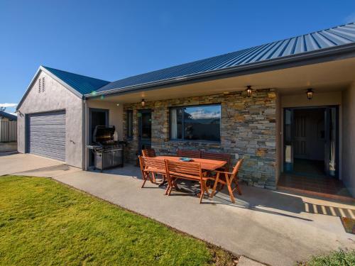 Mount Iron Magic Wanaka Holiday Home — 4-Star Luxury Hotel in Wanaka, New Zealand