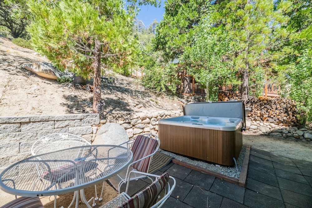 Moonlight Shores Lakefront Lakefront home with hot tub — 4-Star Luxury Hotel in Big Bear Lake, United States