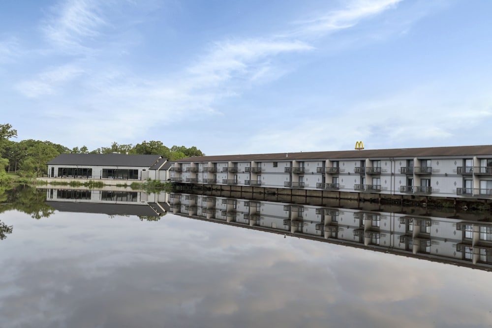 Waterbird Lakeside Inn - photo 23