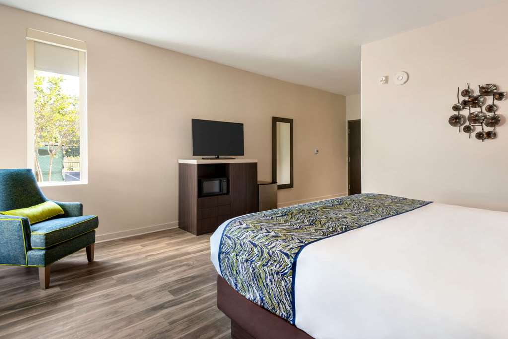 La Quinta Inn & Suites by Wyndham Orlando IDrive Theme Parks - photo 12