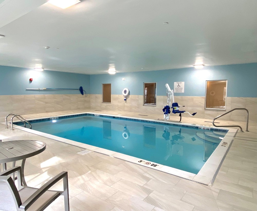Holiday Inn Express and Suites Elyria - photo 13