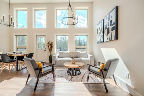 Mountain View Hideaway BBQ Beach Access in Invermere, Canada