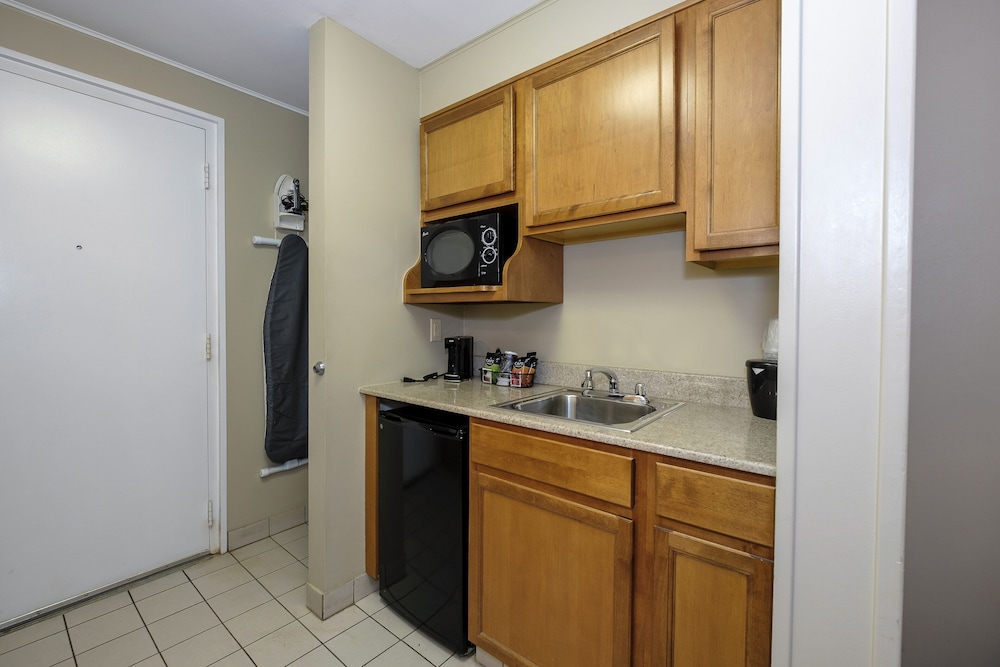 Red Roof Inn & Suites Herkimer - photo 23