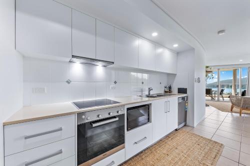 Three B Airlie 2 bedroom unit Seaviews & Pool — 4-Star Luxury Hotel in Airlie Beach, Australia