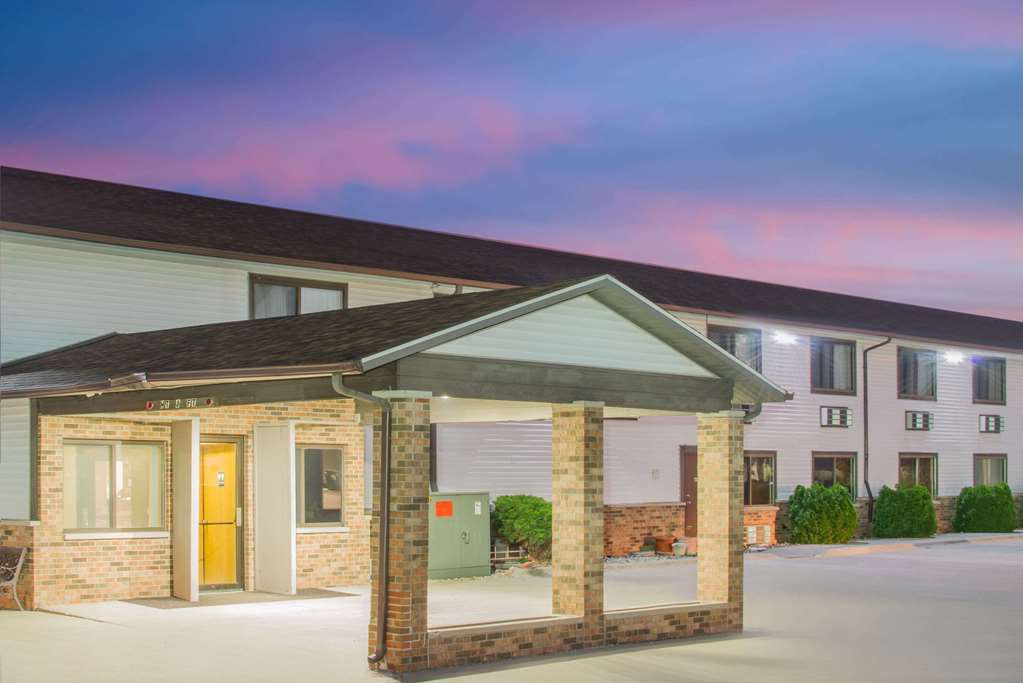 Super 8 by Wyndham Story City in Rochelle, United States