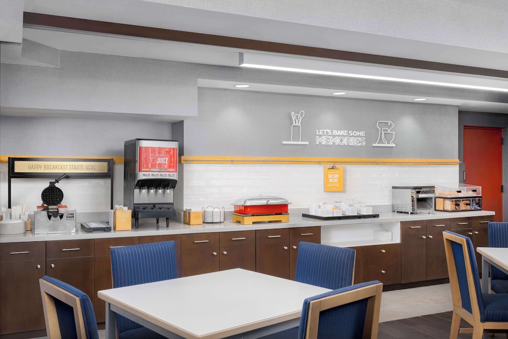 Hampton Inn Louisville Airport - photo 23