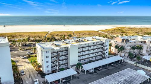 Crescent Royale Condominiums 210 — 4-Star Luxury Hotel in Siesta Key, United States