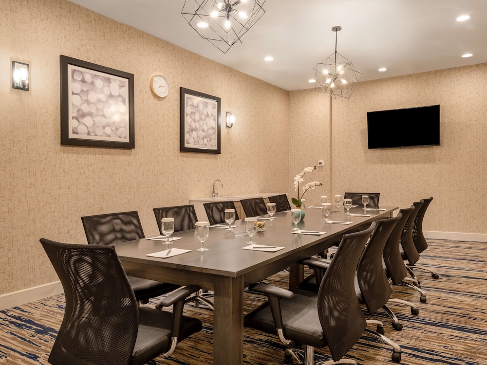 Embassy Suites by Hilton Baltimore Hunt Valley - photo 40