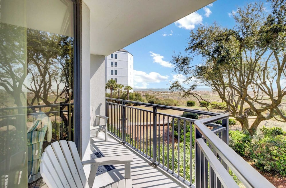 123d Shipwatch by Avantstay Beach Access Pool in Isle Of Palms, United States