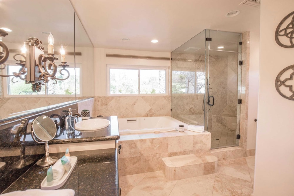 5 Acre Estate w Lake Pool & Hot Tub De Luz by Avantstay - photo 16