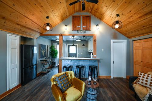 Charming Benson Home Sleeps 5 Hot Tub — Omaha — photo 3