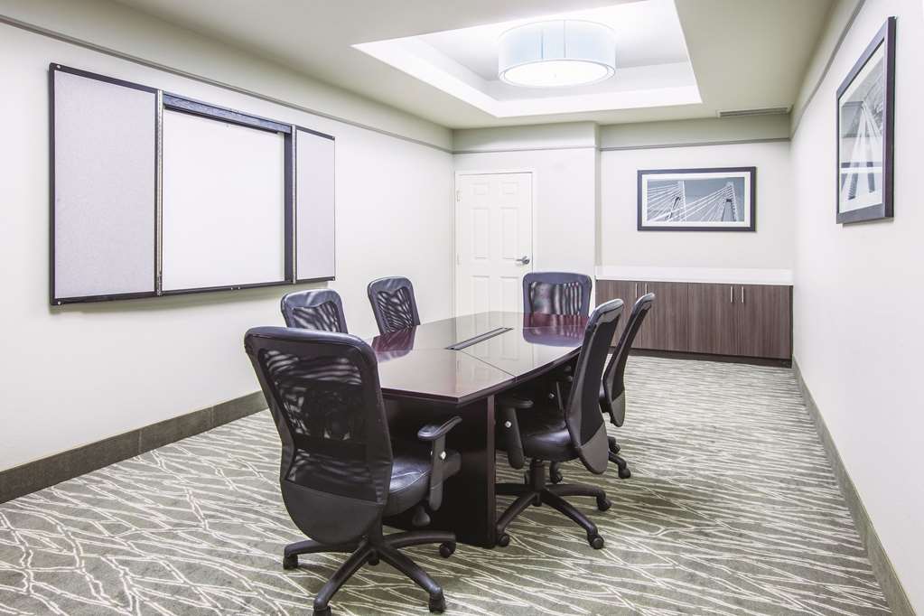 La Quinta Inn & Suites by Wyndham Bay City - photo 20
