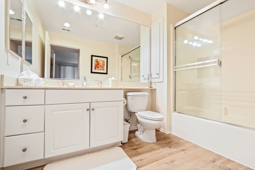 Global Luxury Suites at The Village - photo 38