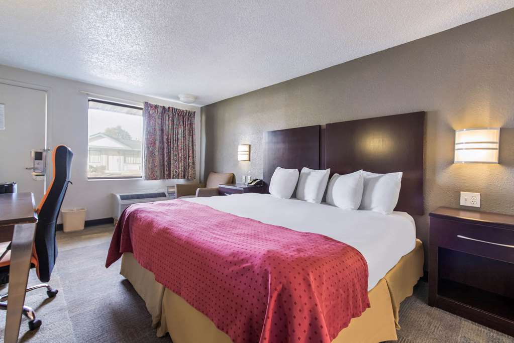 Rodeway Inn Near Hall of Fame - photo 12