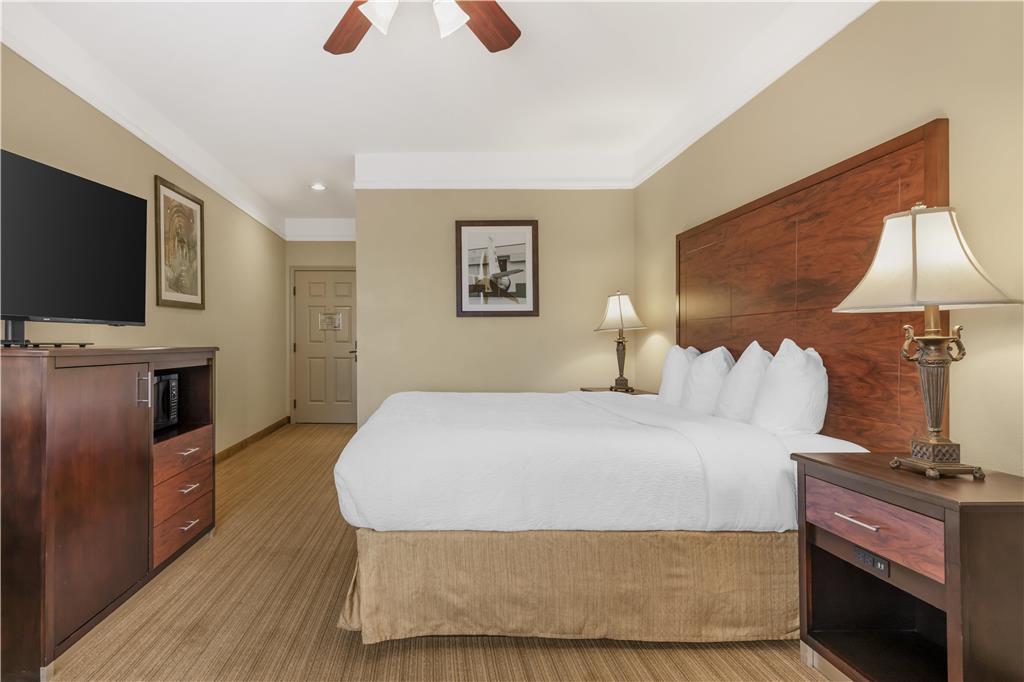 Best Western Plus Monica Royale Inn & Suites - photo 11