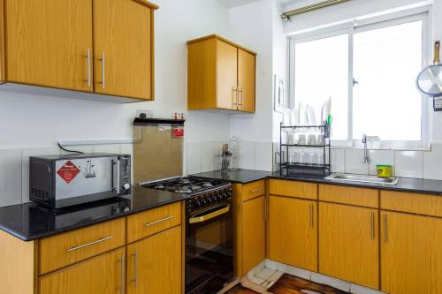 Serene Retreat 2 Bedroom with Pool Netflix Fast Wifi and Gym