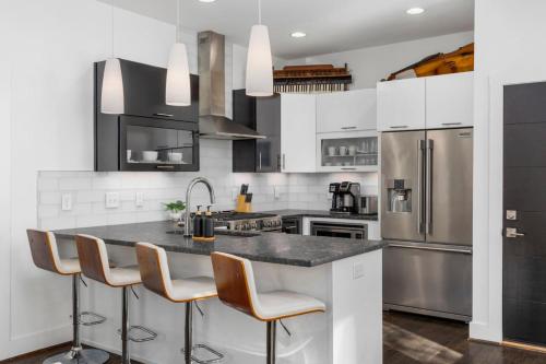 TWO Adjacent Homes in 12 South and Belmont area Sleeps 20 People — 4-Star Luxury Hotel in Nashville, United States