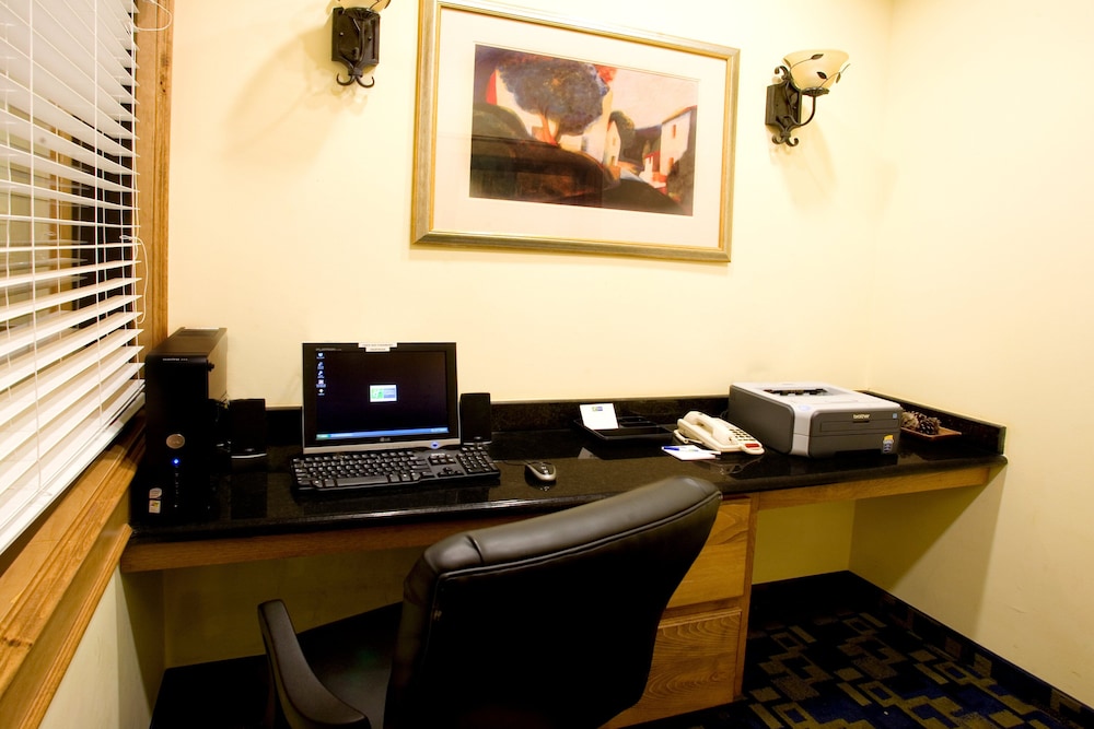 Holiday Inn Express and Suites Jourdanton Pleasant - photo 19