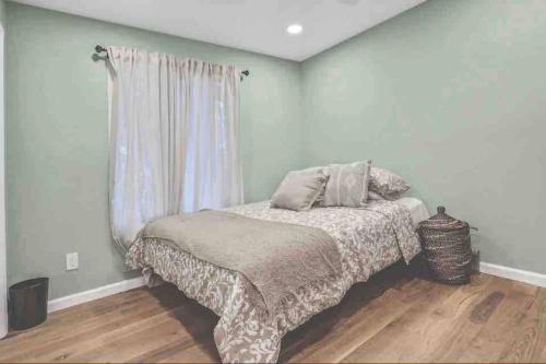 3 Bedroom Hilltop Escape with 5 Private Acres and Hot Tub — 4-Star Luxury Hotel in Marlboro, United States