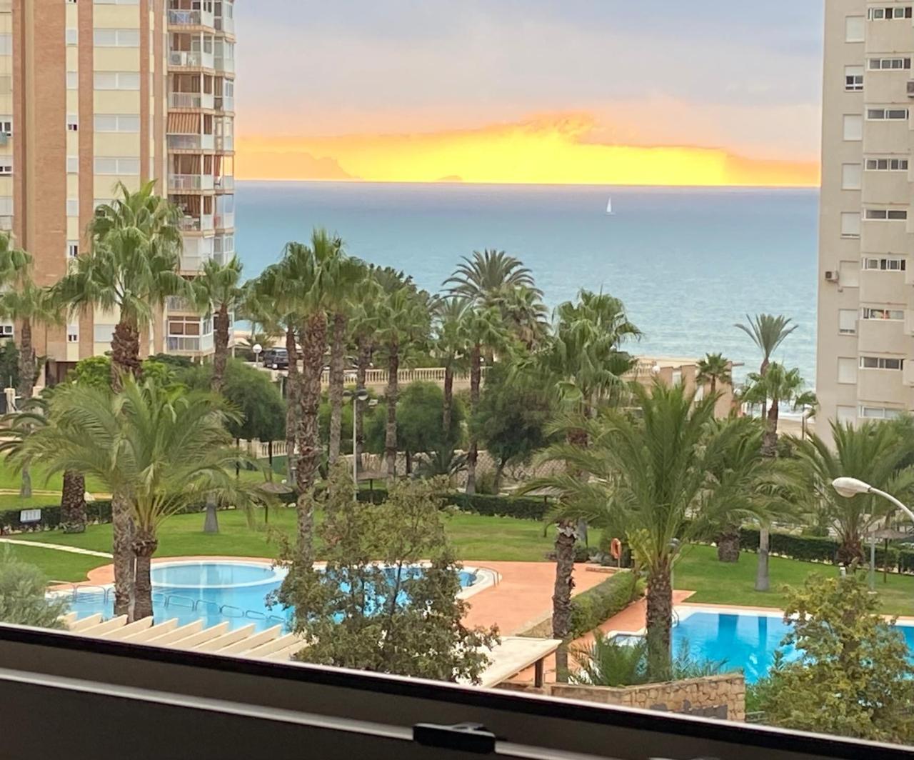 Alicante Apartamento En la Playa Muchavista San Juan Marluma Frente Al Mar — 4-Star Luxury Hotel in El Campello, Spain