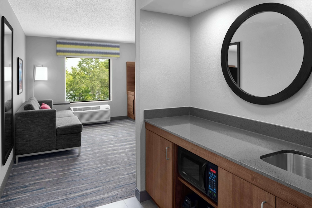 Hampton Inn & Suites Grand Rapids Airport 28th St - photo 8