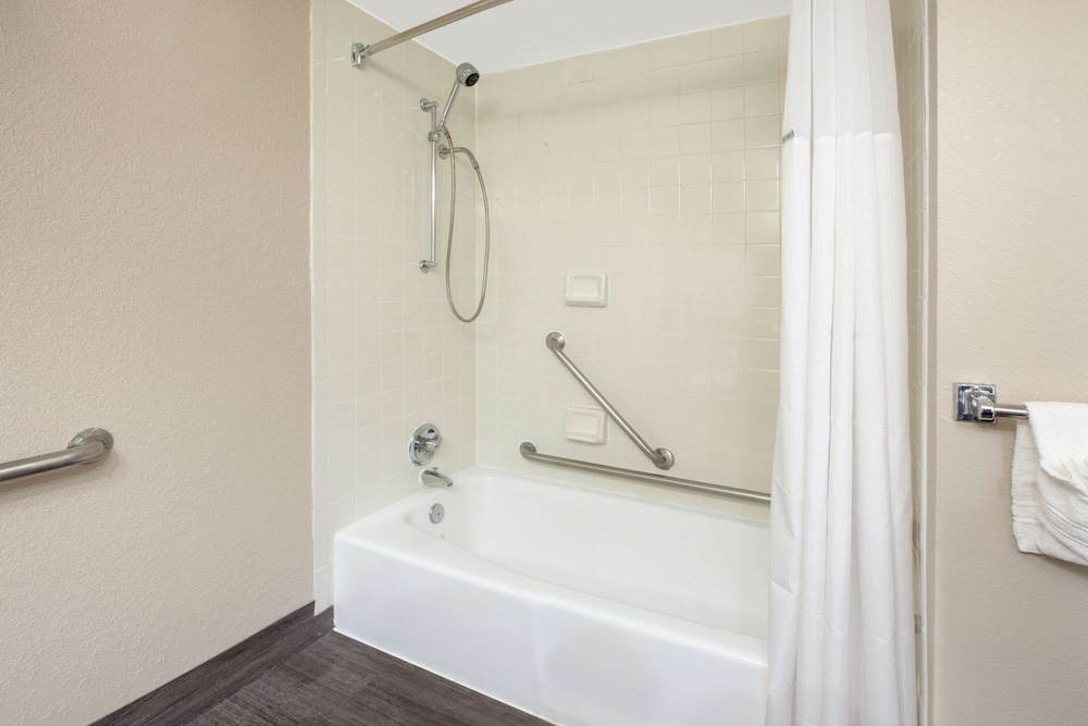 Baymont Inn & Suites Grand Rapids Near Downtown - photo 7