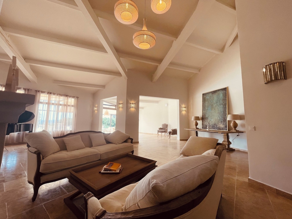 Hostellerie Du Luberon in Aix-En-Provence, France