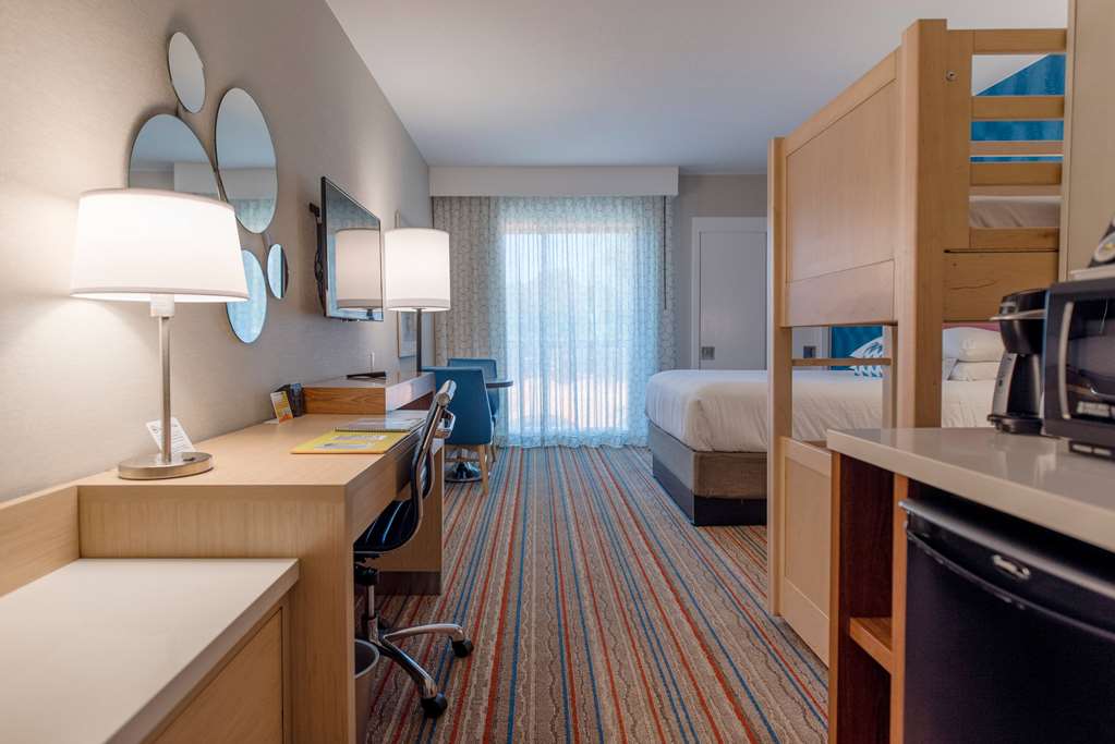 Howard Johnson by Wyndham Anaheim Hotel and Water Playground - photo 11