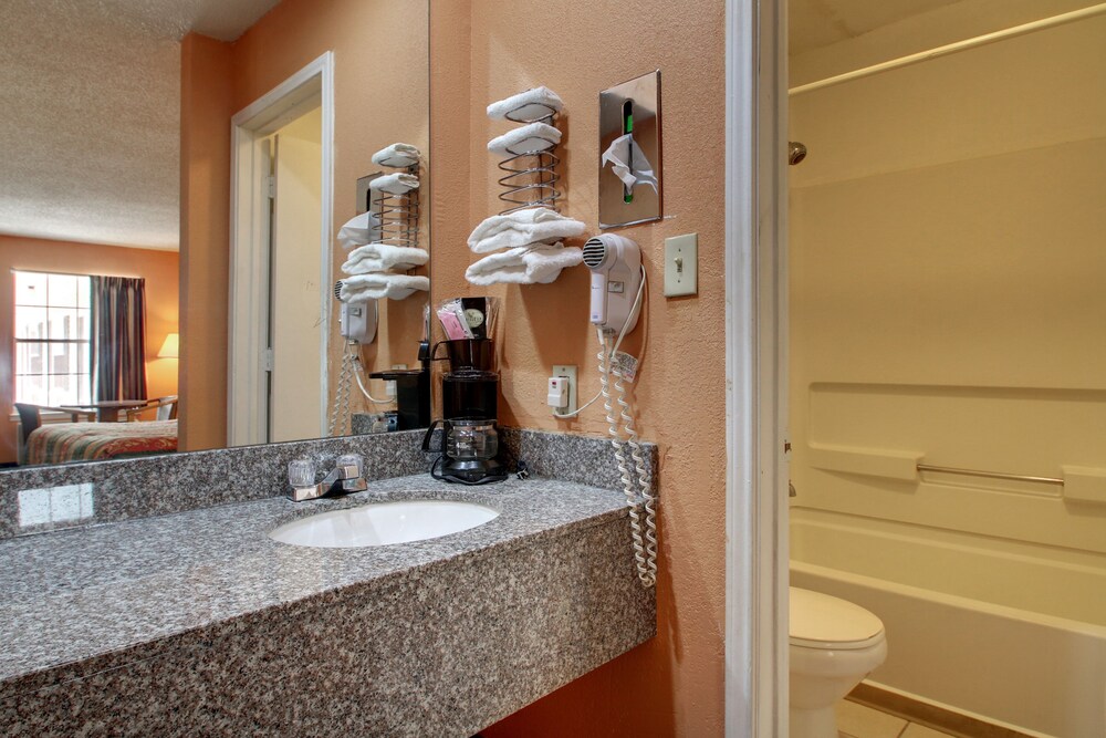 Key West Inn Clanton - photo 9