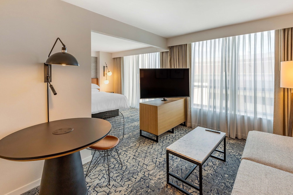 Sheraton Suites Old Town Alexandria - photo 14