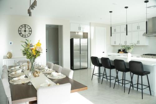 Modern Spacious 6BR Villa with Game Loft 5 Min to Strip Stadium & Shopping
