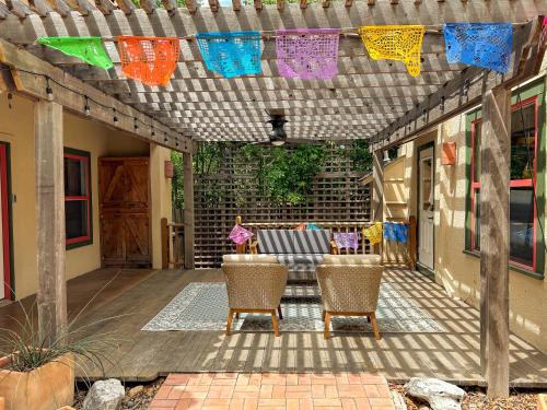 Central 1br 1ba SA Casita w full kitchen & patio — 4-Star Luxury Hotel in San Antonio, United States