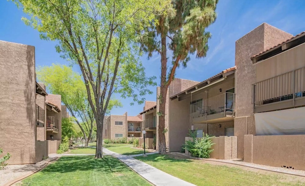 Arizona Southwest Decor Between Phoenix And Old Town Scottsdale At Spengler Condos Condo — 4-Star Luxury Hotel in Phoenix, United States