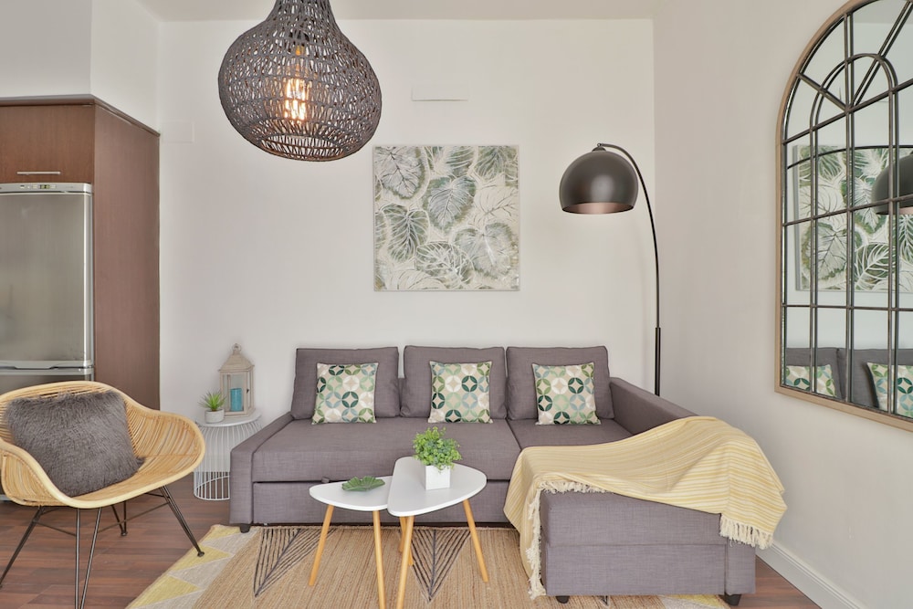 C87 Nice Apartment Close to Teatro Cervantes — 4-Star Luxury Hotel in Malaga, Spain