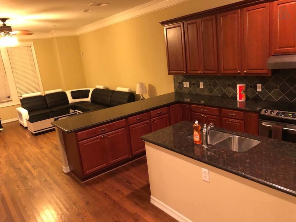 4 Story Rooftop Executive Corporate Housing - photo 24